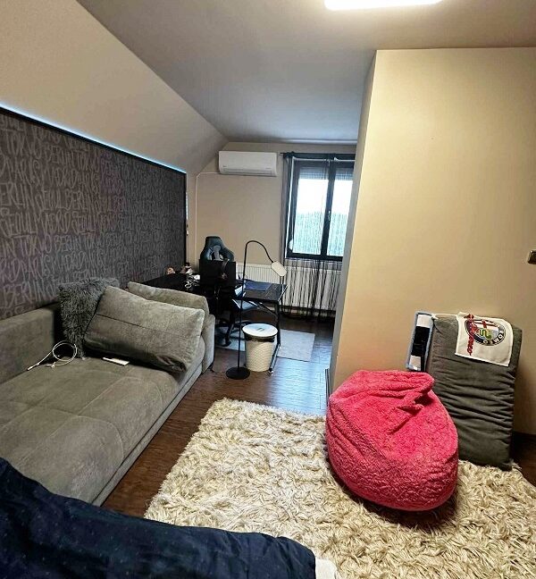 új8